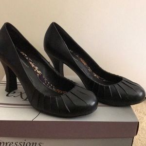 EXPRESSIONS Round Toed Pump